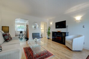 Una Smart TV, una chimenea