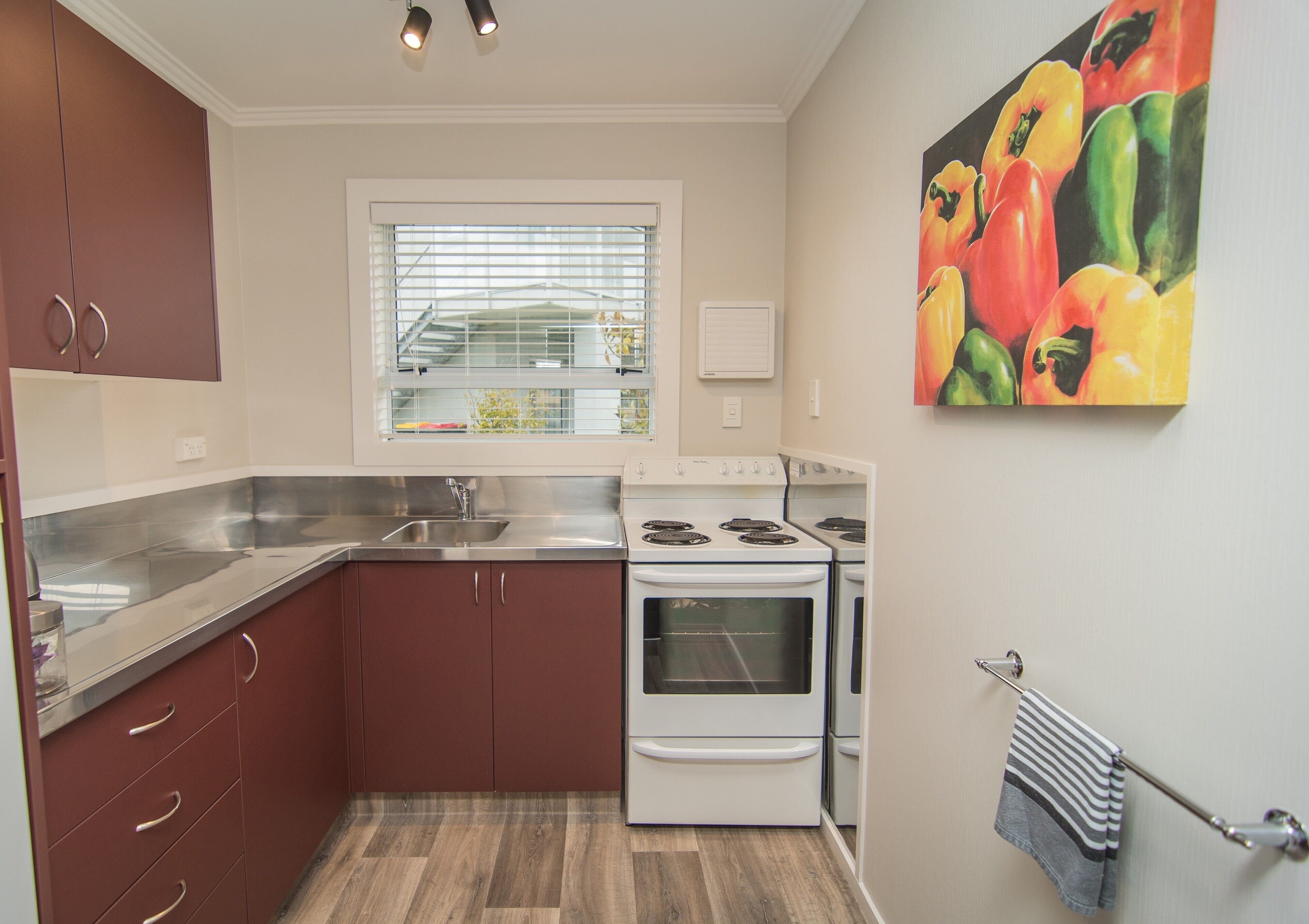 Departamento, varias camas | Cocina privada | Refrigerador, microondas, parrilla de estufa y cafetera y tetera 