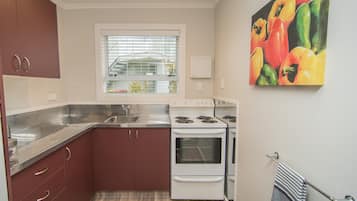 Departamento, varias camas | Cocina privada | Refrigerador, microondas, parrilla de estufa y cafetera y tetera