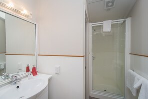 Free toiletries, hair dryer, towels - Cedar Lodge Motel (Timaru)