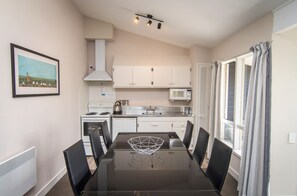 Apartamento, varias camas | Cocina privada | Frigorífico, microondas, placa de cocina y cafetera o tetera