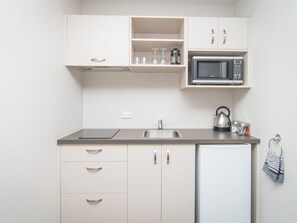 Apartamento, varias camas | Cocina básica privada | Frigorífico, microondas, placa de cocina y cafetera o tetera