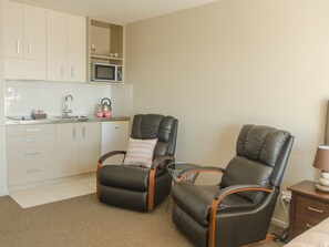 Executive Studio | Private kitchenette | Fridge, microwave, stovetop, espresso maker - Coastal Ridge Apartments (Timaru)