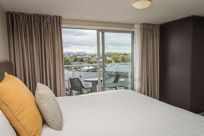 Executive Studio | Blackout curtains, soundproofing, iron/ironing board - Coastal Ridge Apartments (Timaru)
