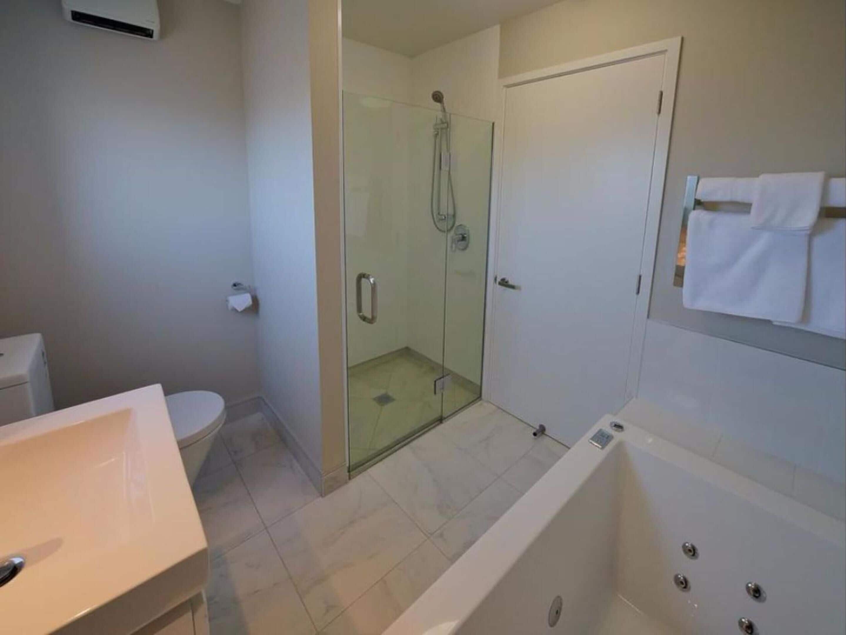 Executive Studio | Bathroom | Free toiletries, hair dryer, towels