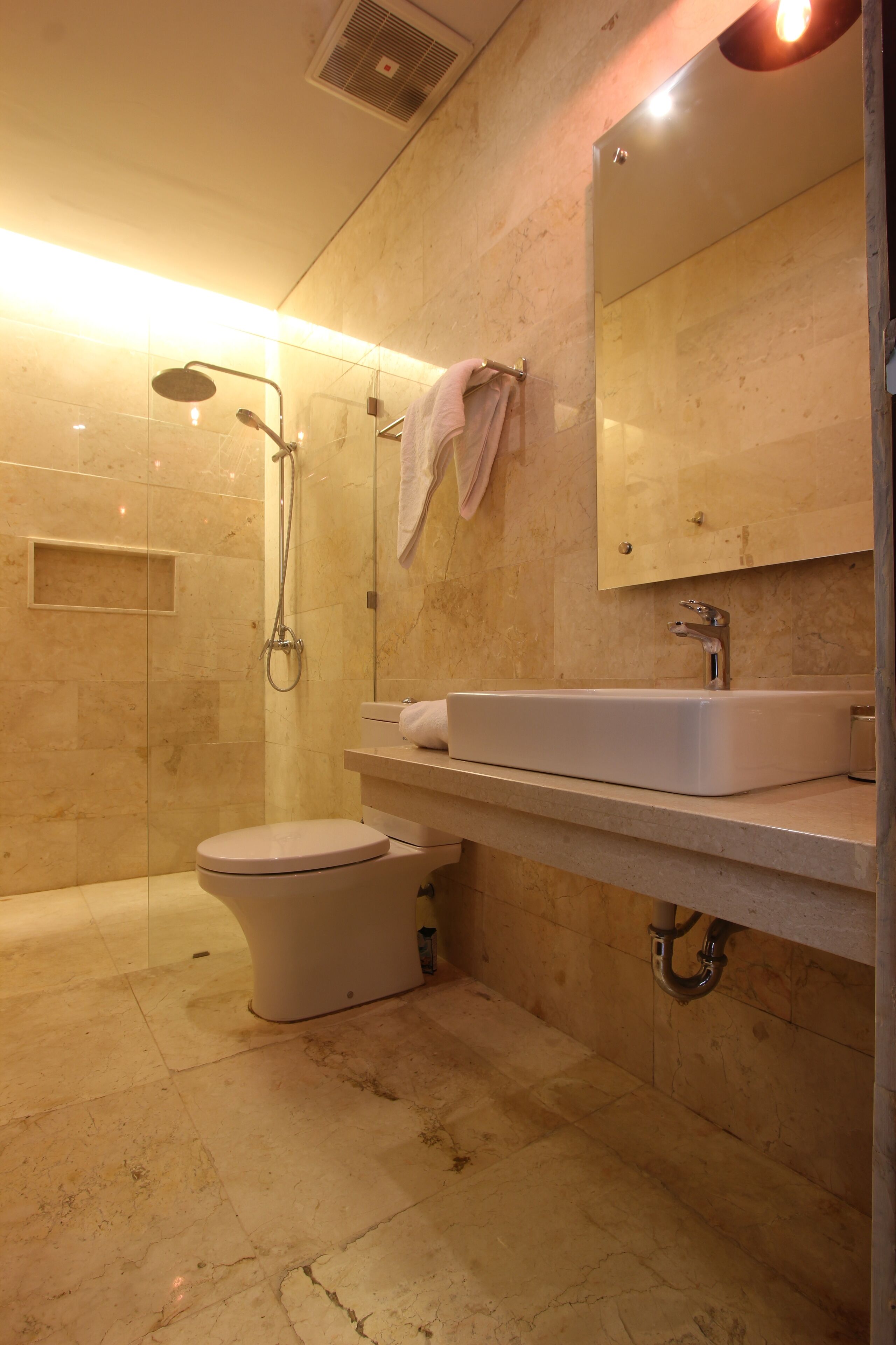 deluxe room, garden view | bathroom shower