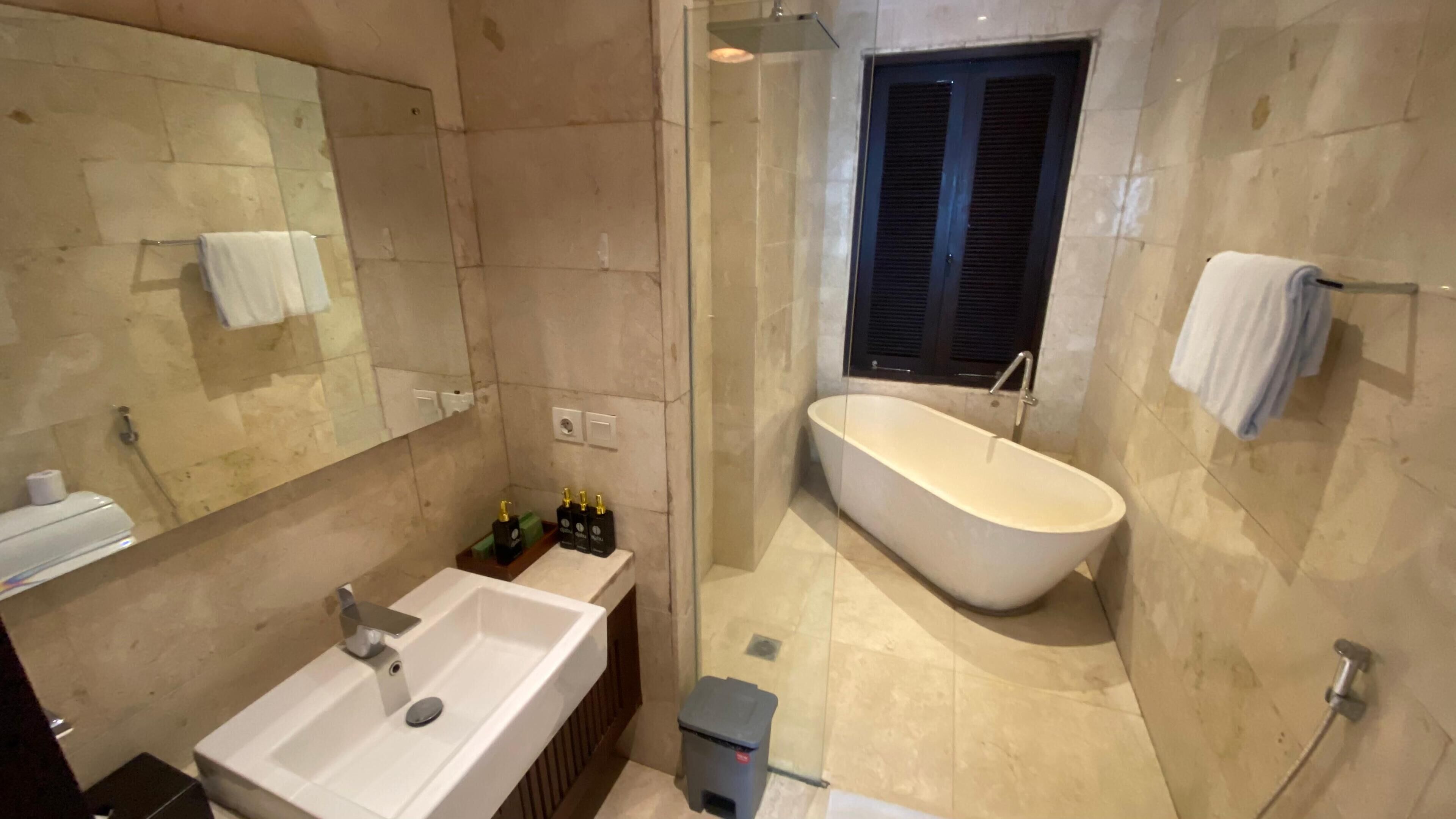 deluxe room, kitchen | bathroom | shower, free toiletries, bathrobes, towels