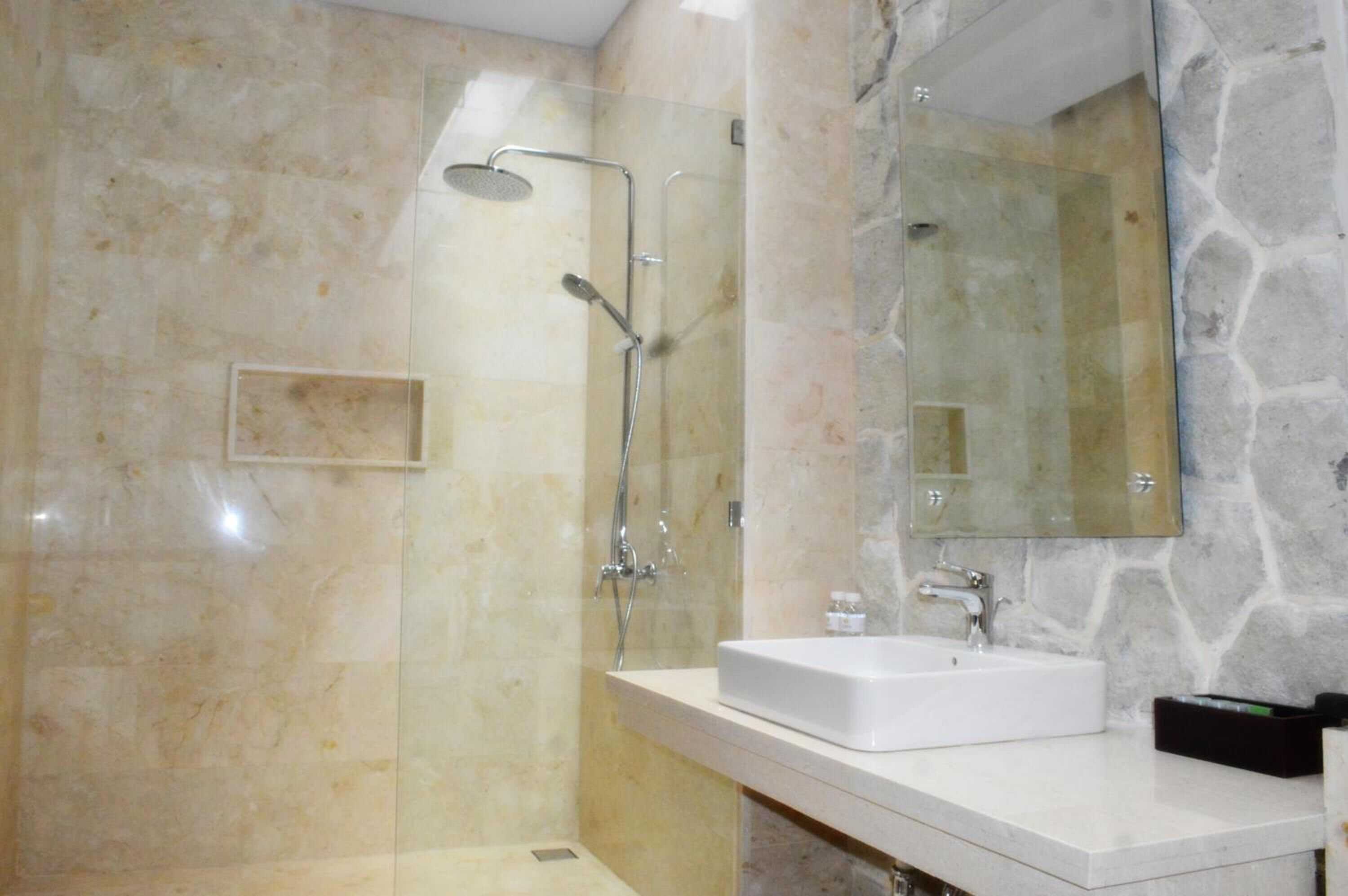 shower, free toiletries, bathrobes, towels