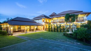 A two-story hotel with a covered patio and a well-maintained lawn. - Oh Amphawa Boutique Resort (Amphawa)