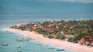 A coastal town with a beach, boats, and houses with red roofs. - Aqua Nusa - Boutique Lembongan Villas (Lembongan Island)