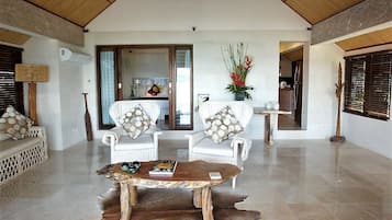 Villa Chantique, 2 Bedrooms, Private Pool, Ocean View | Coin séjour | Télévision à écran plat, lecteur de DVD