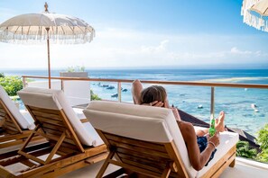 Villa Luar Biasa - Two bedroom villa with pool and ocean views | Balcony - Aqua Nusa - Boutique Lembongan Villas (Lembongan Island)