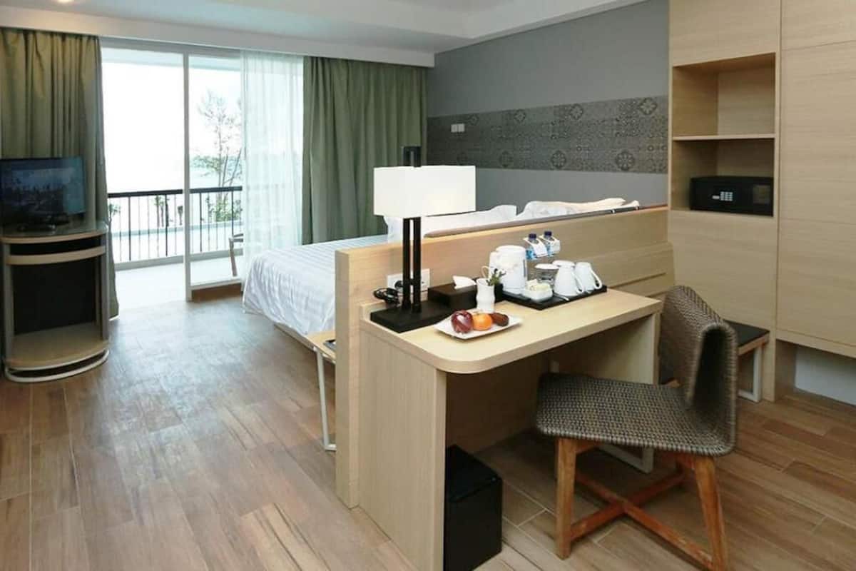 In-room safe, desk, soundproofing, free WiFi