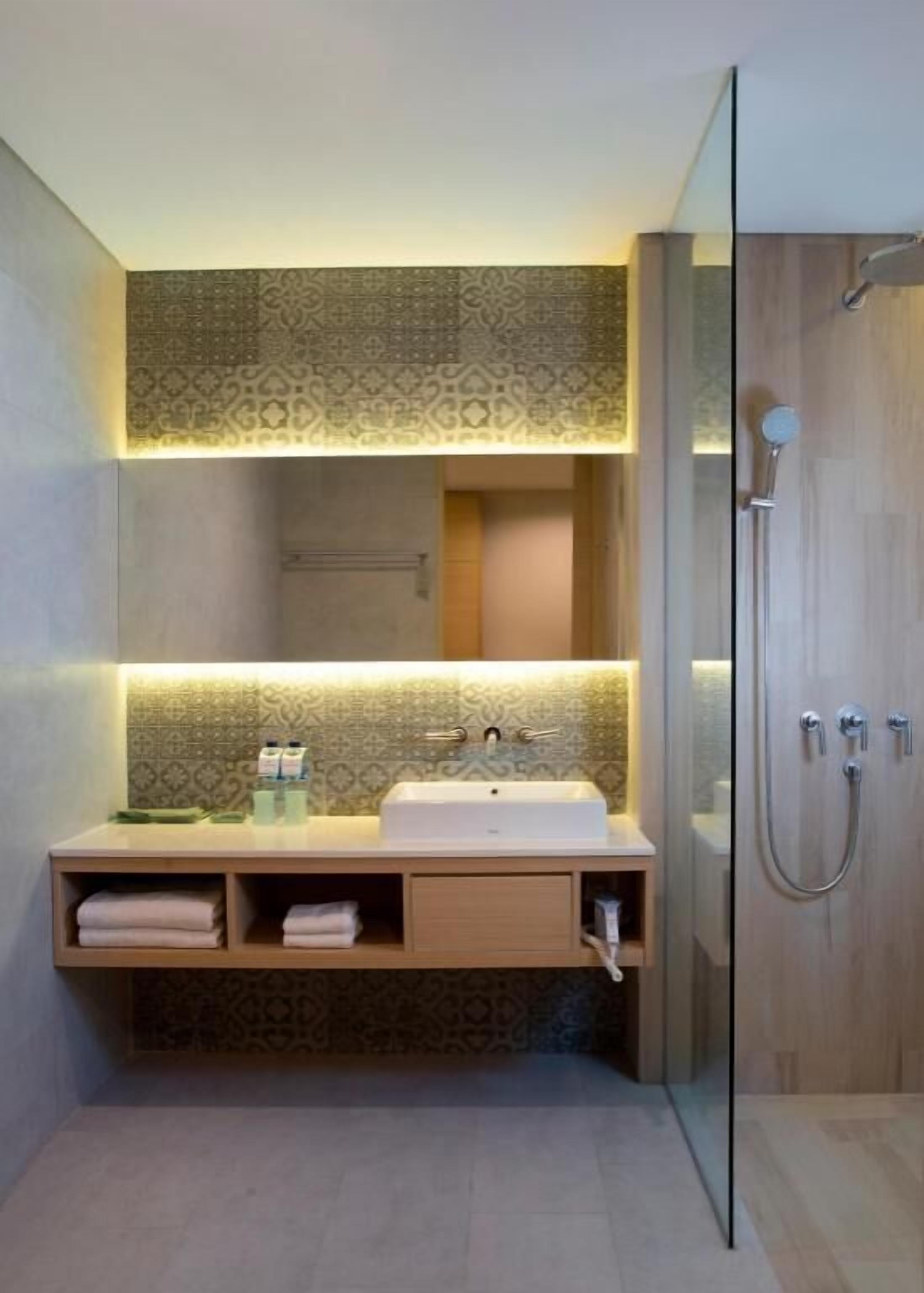 Baño | Amenidades de baño gratuitas, pantuflas, toallas 