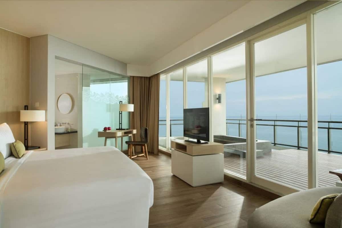 executive suite | in-room safe, desk, soundproofing, free wifi