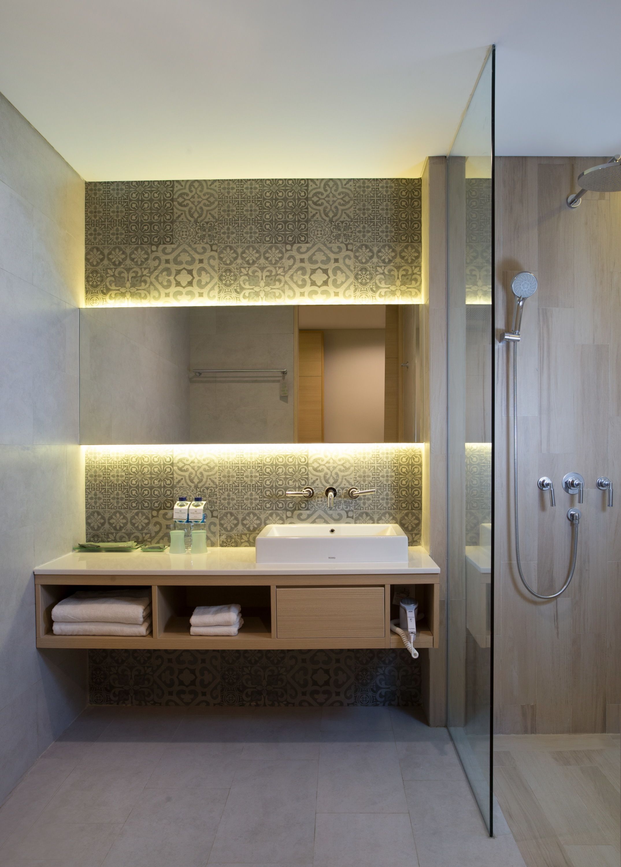 free toiletries, towels