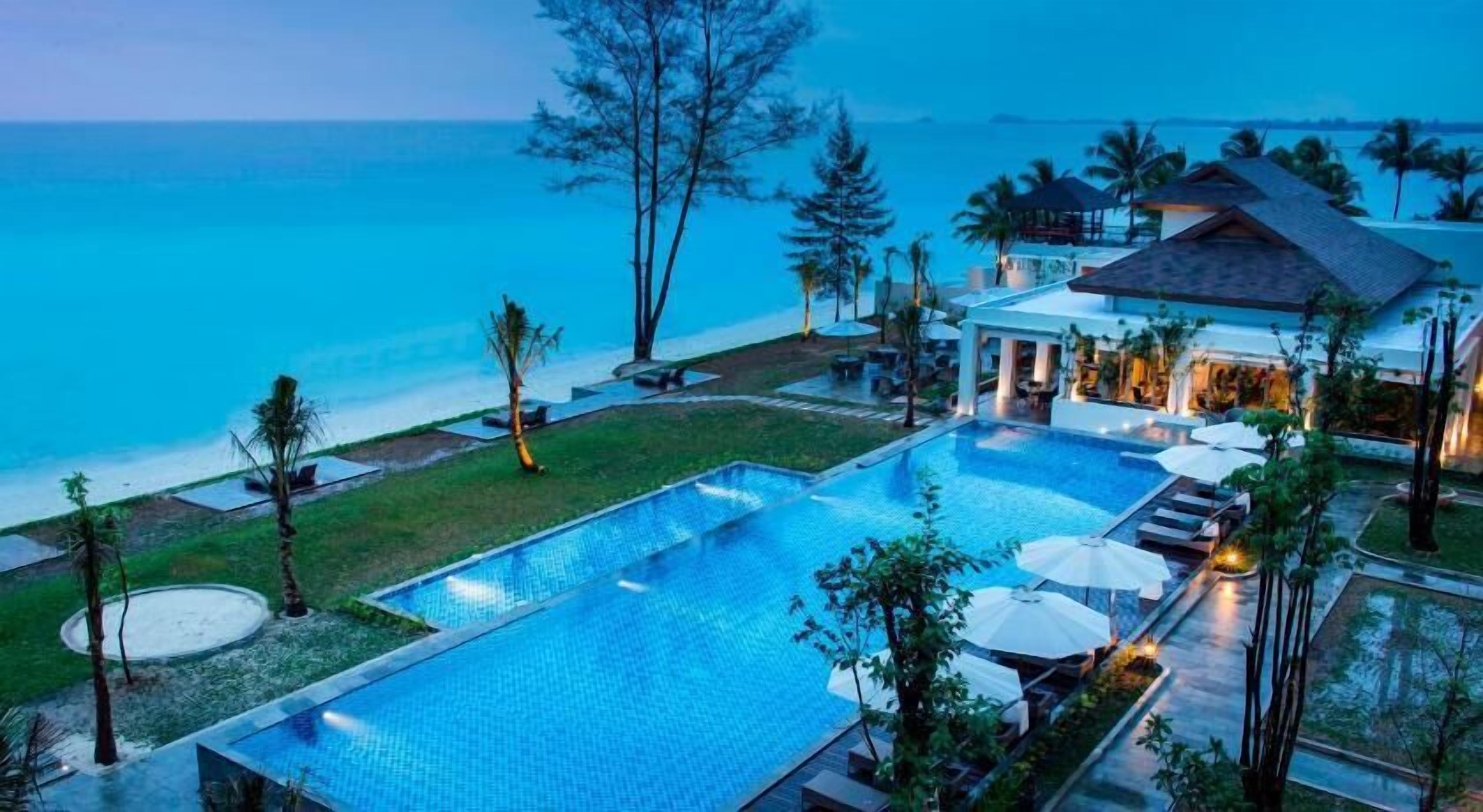 Alberca | Alberca al aire libre y camastros 