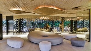 A modern interior with a wooden ceiling, abstract wall art, and contemporary seating. - Veranda Residence Pattaya Pool Villa (Pattaya)