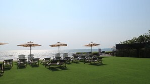 On the beach, beach umbrellas, beach towels, beach bar - Veranda Residence Pattaya Pool Villa (Pattaya)