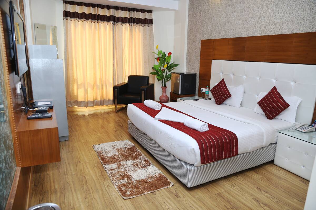 Chambre Deluxe double ou avec lits jumeaux, 1 très grand lit, non-fumeur, vue sur la ville | Bureau, fer et planche à repasser, lit d’appoint (supplément)