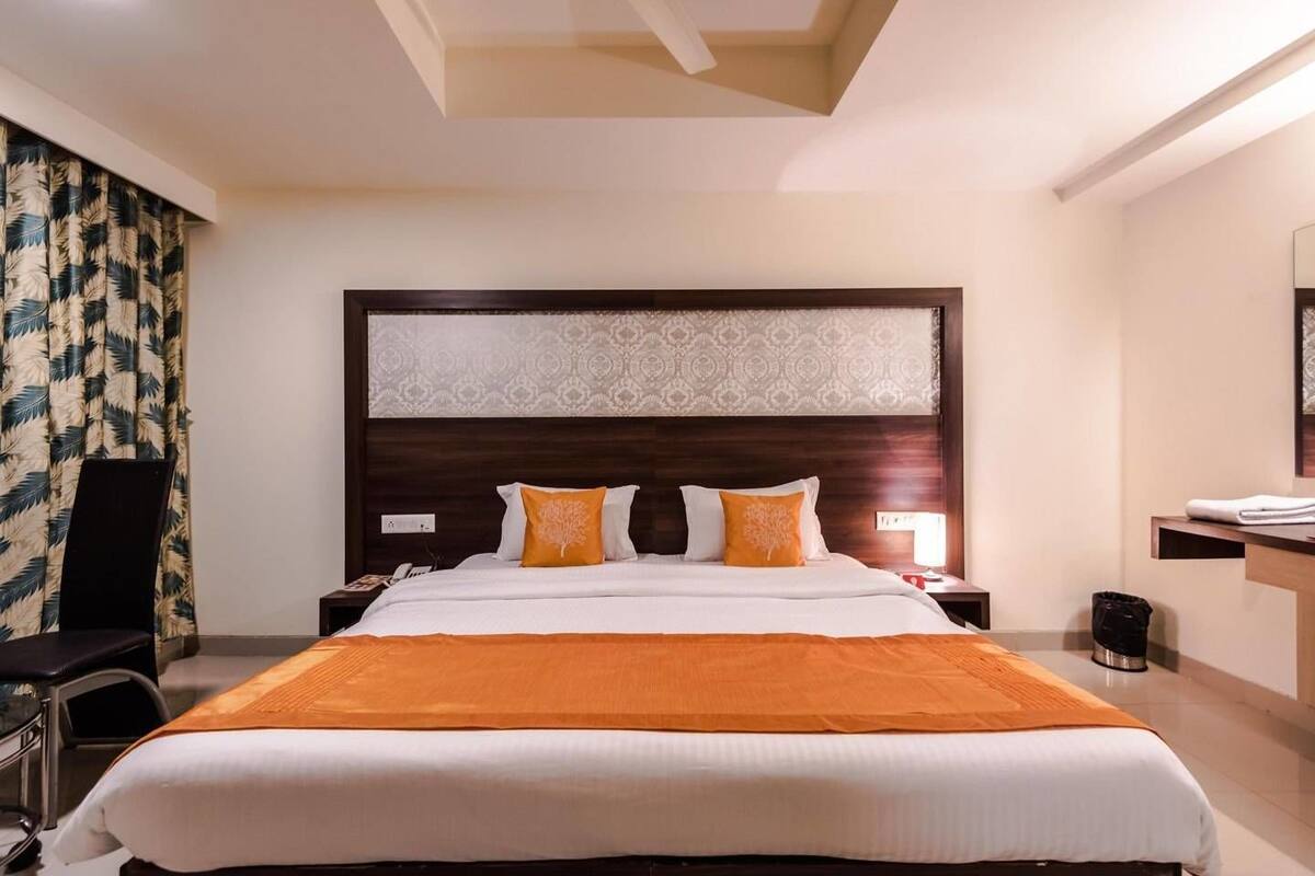 Deluxe Room, 1 Queen Bed | Living room
