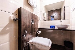 Deluxe Room, 1 Queen Bed | Bathroom