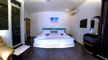 Quarto solteiro superior, 1 quarto, sacada, vista para o mar | 1 quarto, roupas de cama premium, frigobar, cofres nos quartos