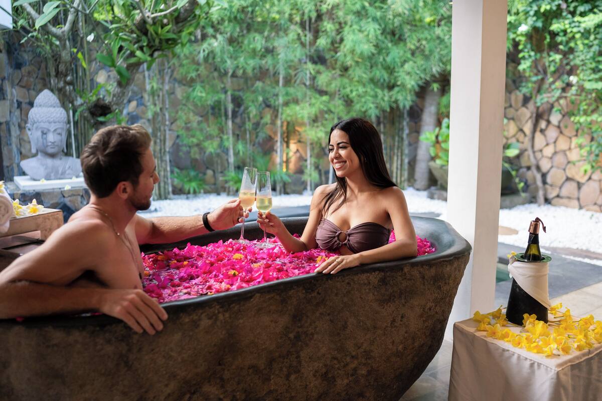 Luxe villa | Badkamer | Een aparte badkuip en douche, gratis toiletartikelen, een haardroger