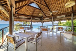 Petit déjeuner, déjeuner et dîner servis sur place