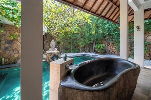 SKY Villa | Bathroom amenities | Separate tub and shower, free toiletries, hair dryer, bathrobes