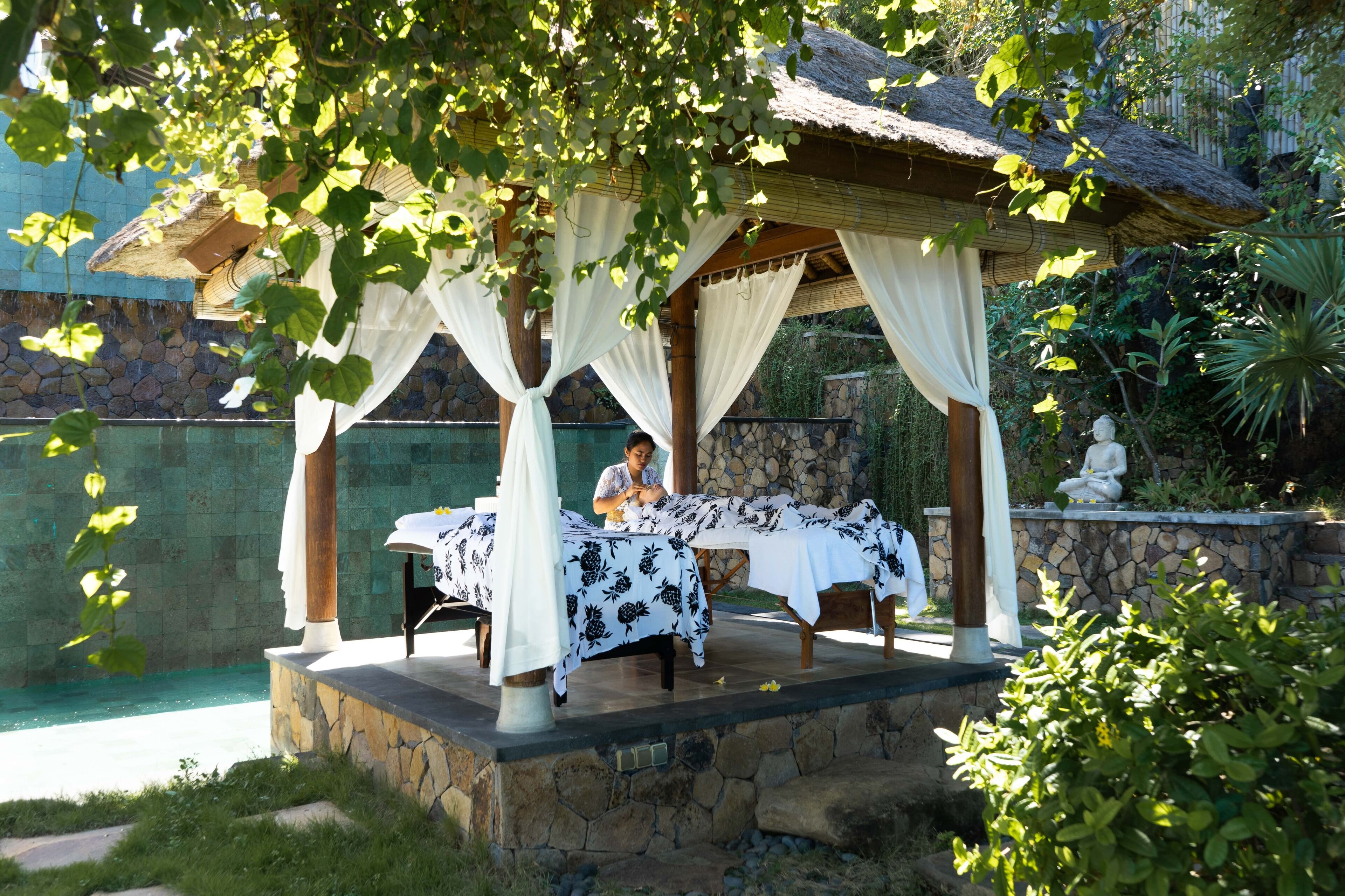 couples treatment room(s), body treatments, deep-tissue massages