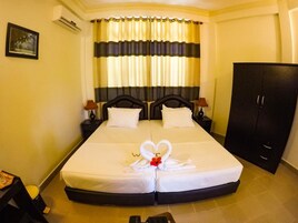 1 bedroom, in-room safe, desk, rollaway beds