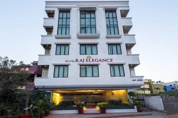 Facciata della struttura - sera/notte