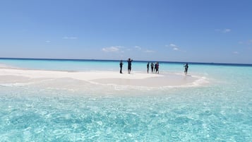 Di pantai, bersnorkel, memancing 