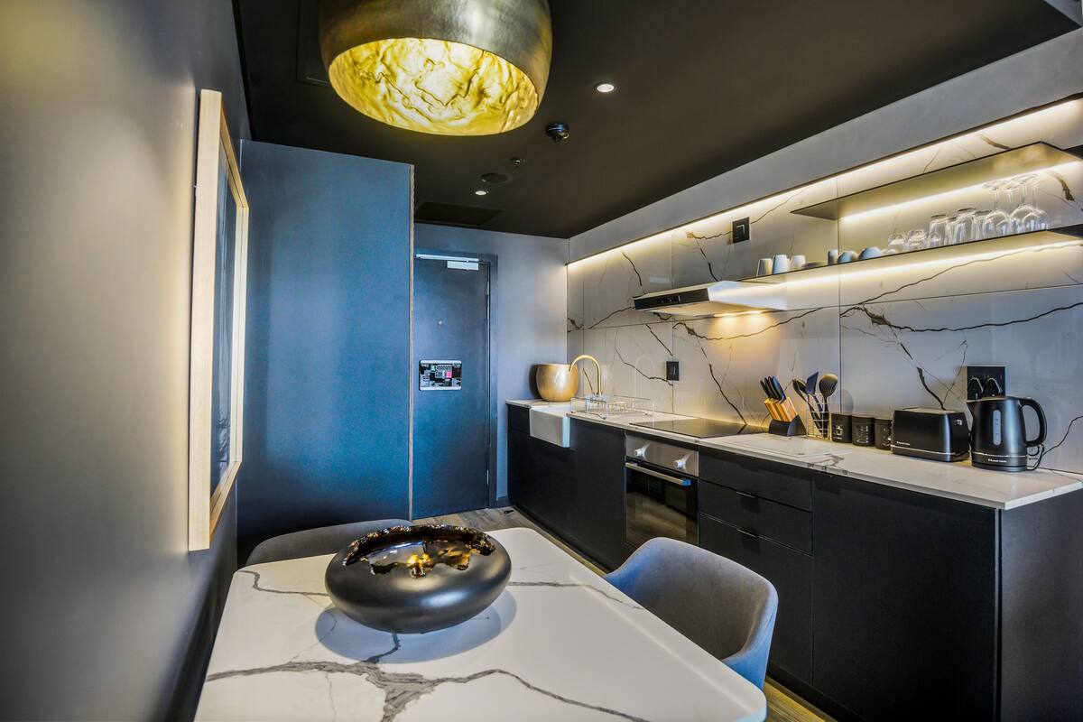 deluxe apartment, 2 bedrooms, balcony | dining room