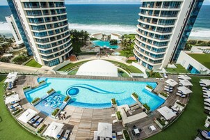 Una piscina al aire libre