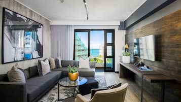 Departamento Deluxe, 2 habitaciones, balcón | Área de sala de estar | Televisión