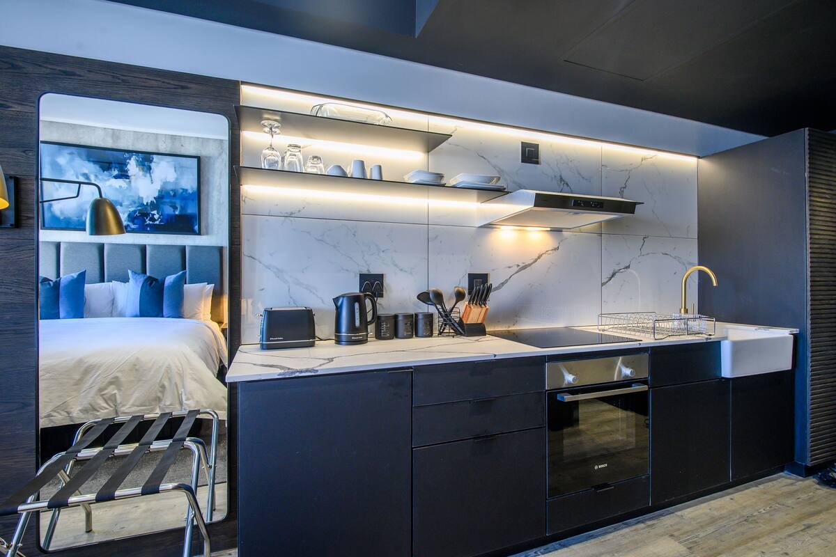 deluxe studio | private kitchen | fridge, microwave, coffee/tea maker, electric kettle