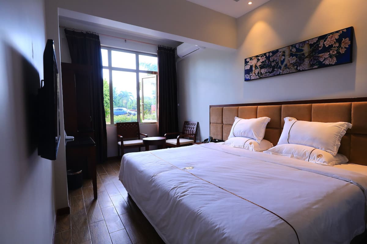 Standard Double Room, 1 Queen Bed | In-room safe, desk, soundproofing, free WiFi