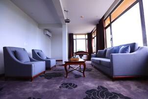 Executive Suite, 1 Bedroom | In-room safe, desk, soundproofing, free WiFi