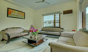 Reception - Itsy Hotels Swastika Inn Sector 26 (Noida)