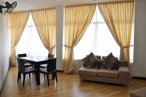 Deluxe Double Room | Desk, iron/ironing board, rollaway beds, free WiFi