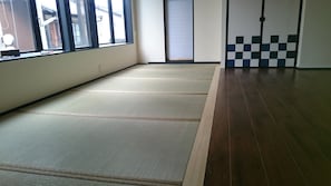 ห้องสแตนดาร์ด (Apartment Type) | ห้องนั่งเล่น | ทีวีจอแบน