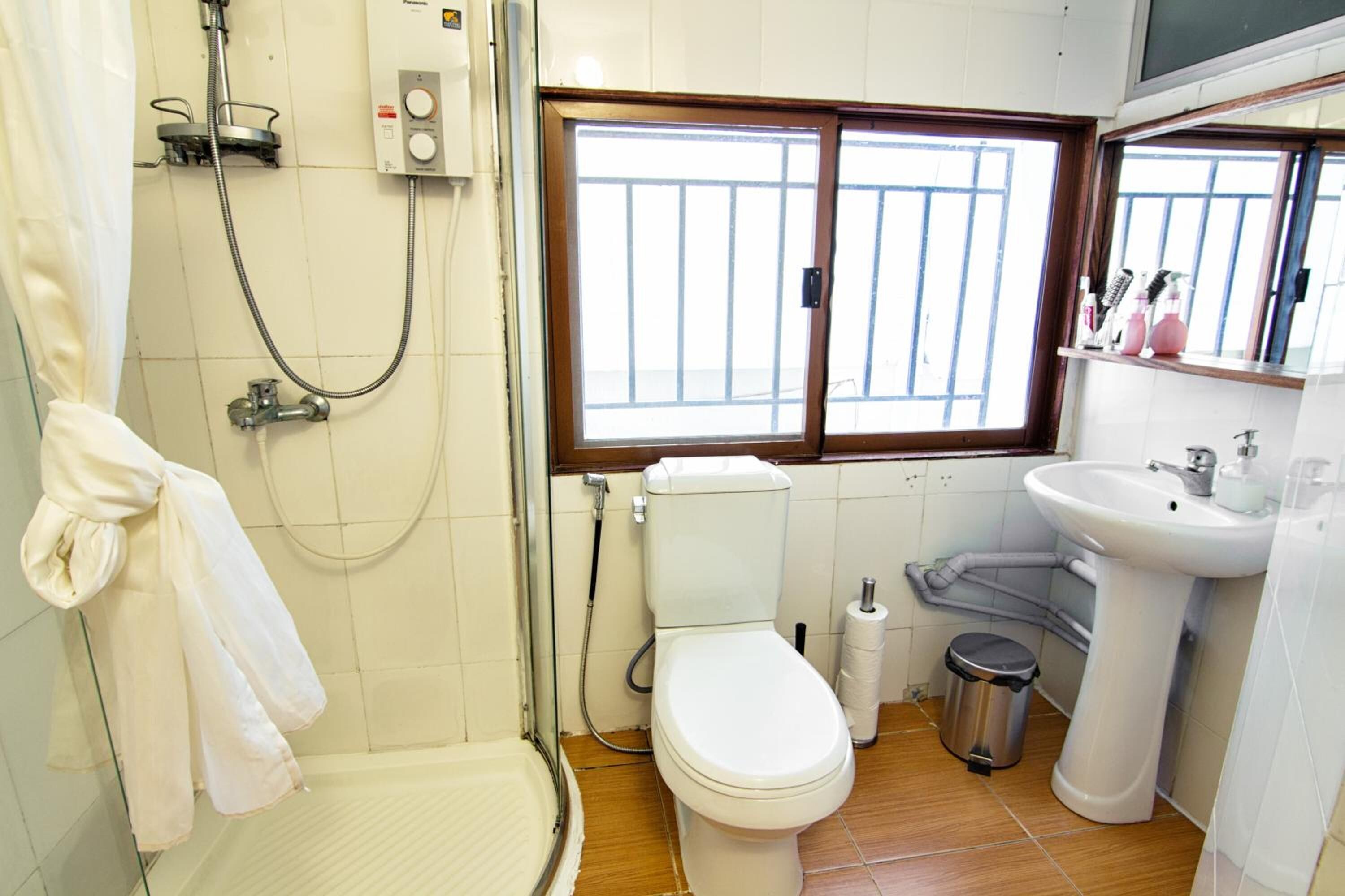 shower, free toiletries, hair dryer, bidet