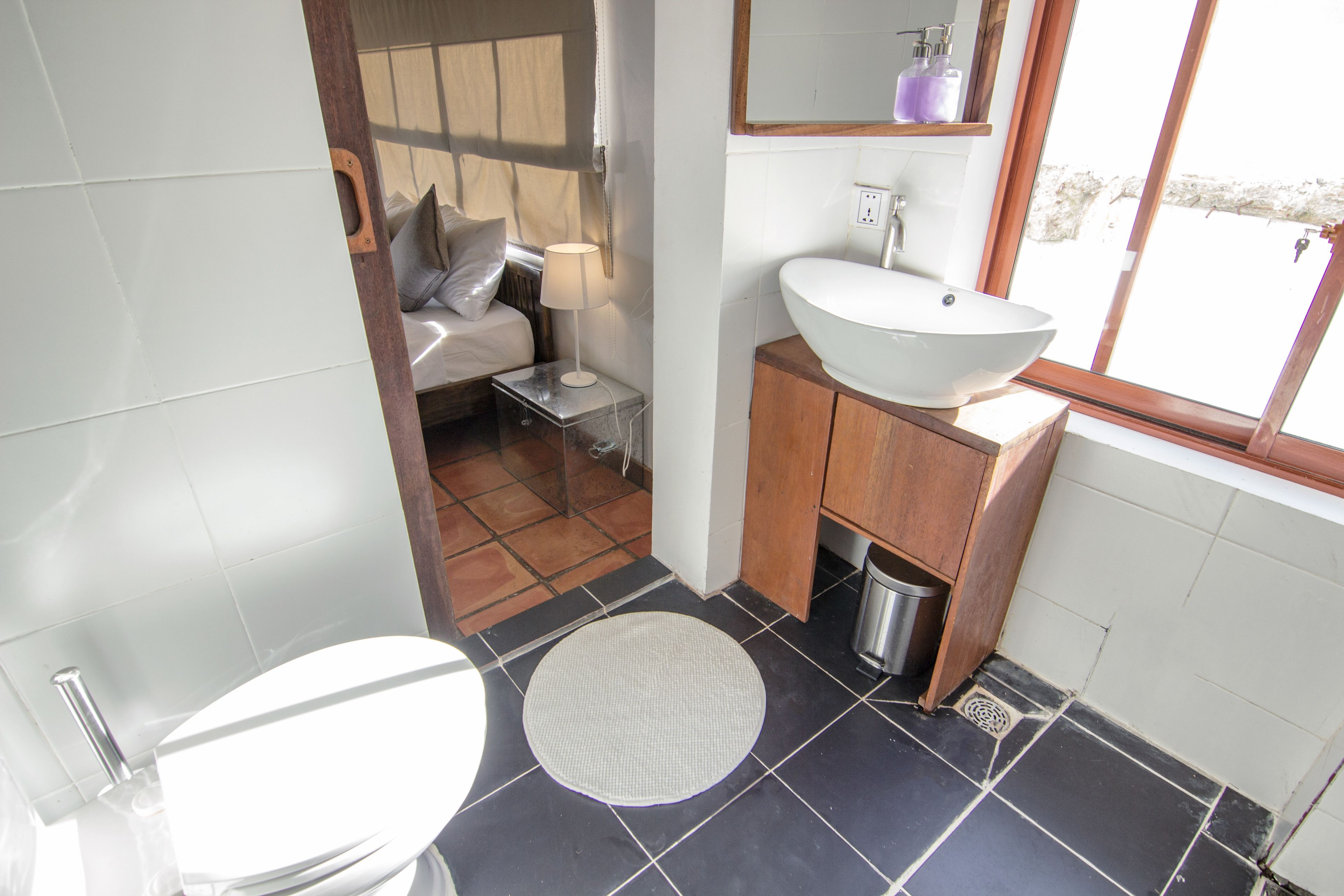 standard room, 1 queen bed | bathroom | shower, free toiletries, hair dryer, bidet