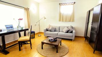Apartamento, 1 quarto | Área de estar | Livros