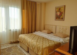 Escritorio, tabla de planchar con plancha y wifi gratis 