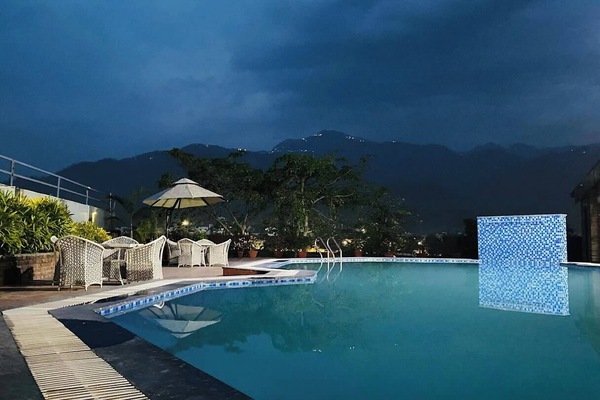 Outdoor pool, free cabanas, pool umbrellas