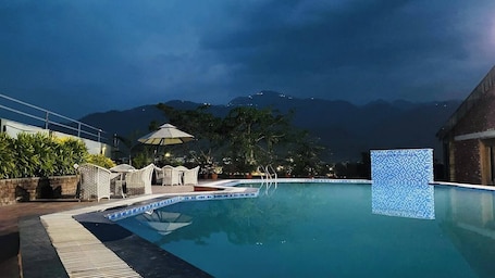 Outdoor pool, free cabanas, pool umbrellas