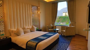 Suite Présidentielle, salle de bains attenante | 1 chambre, coffres-forts dans les chambres, bureau, rideaux occultants